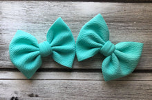 Load image into Gallery viewer, Sea Foam Big Bow &amp; Piggies